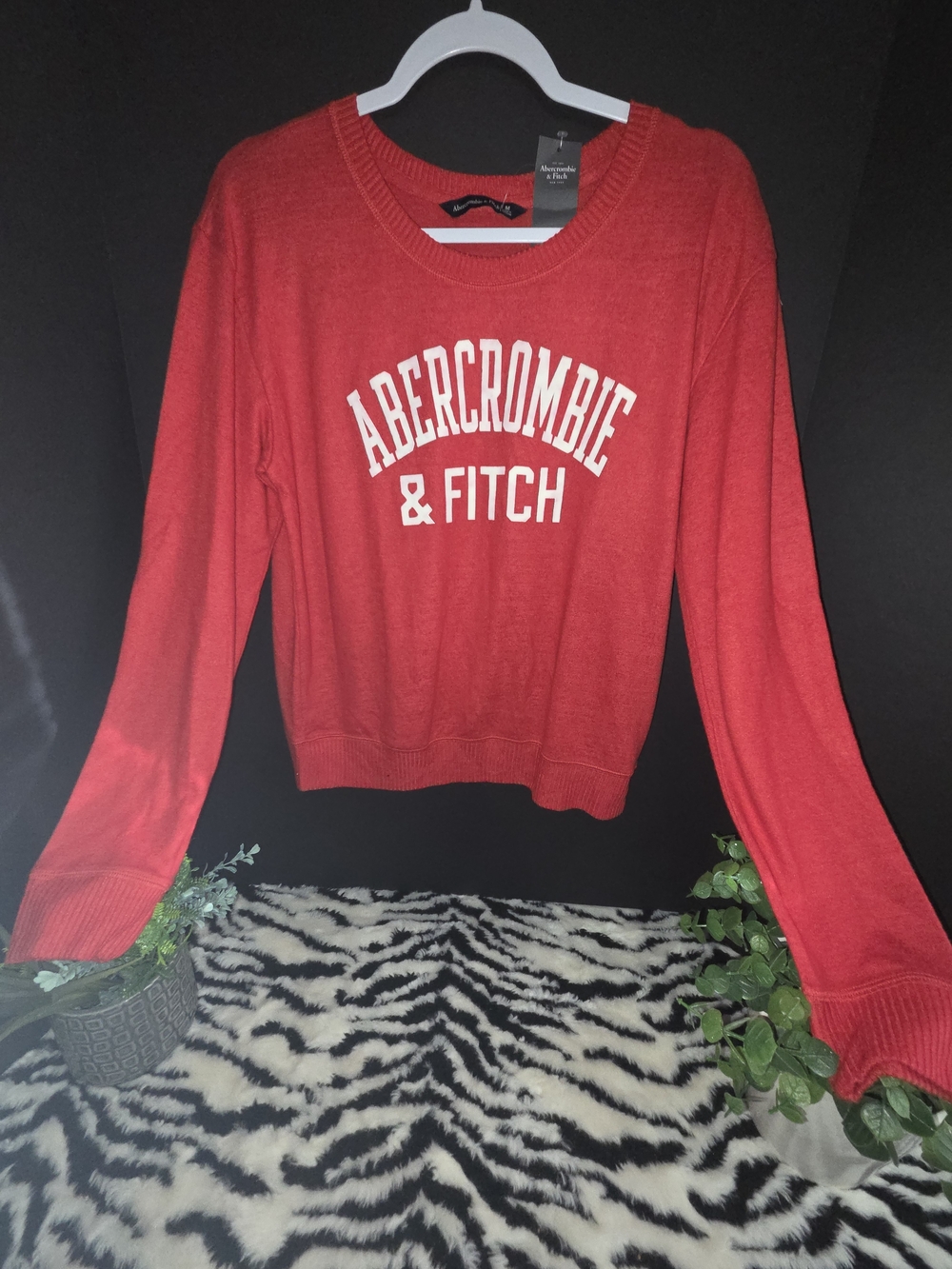 New Abercrombie & Fitch Women's Red Logo Crewneck Lightweight  Sweater. Size M